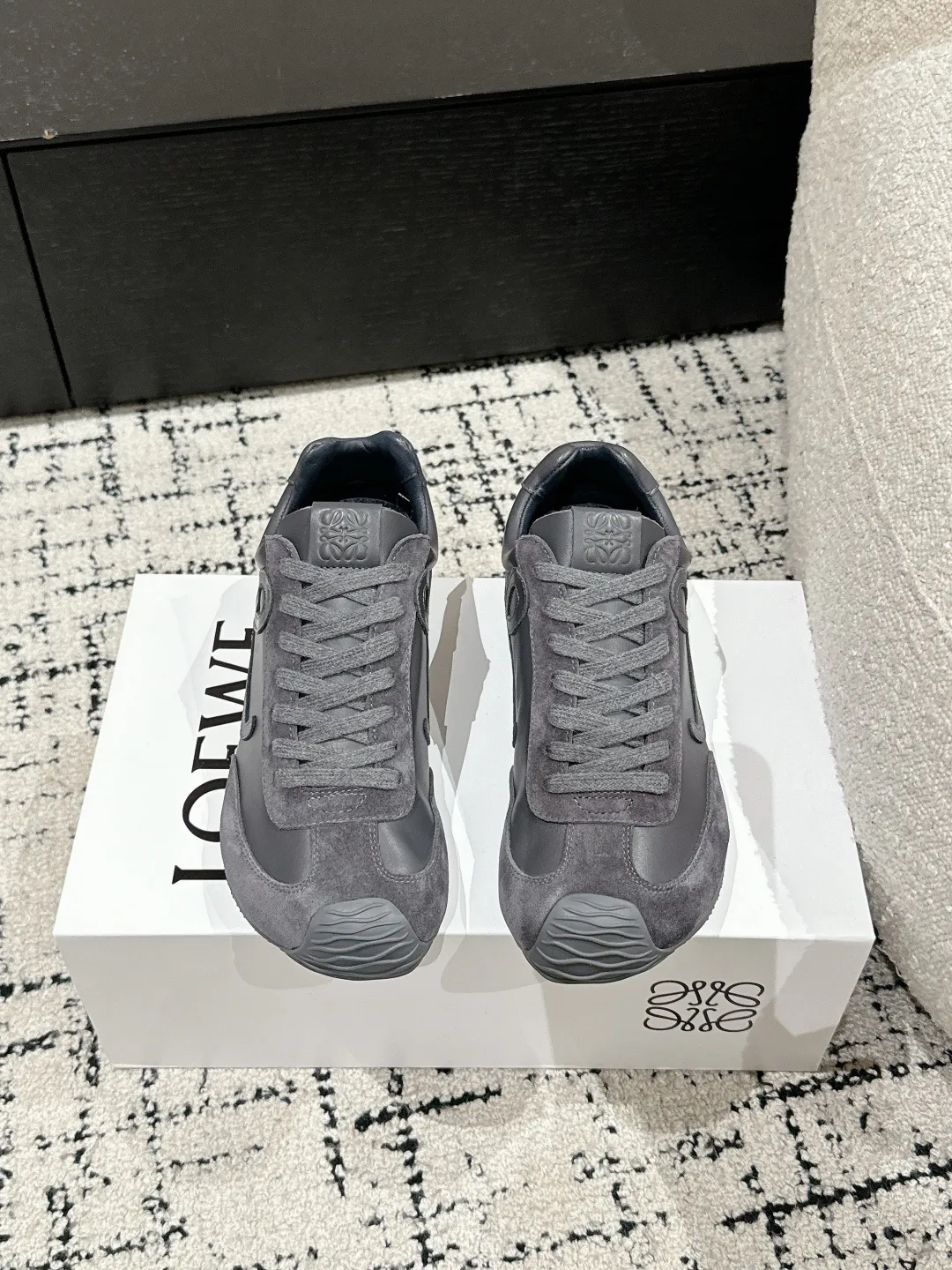 👟👟Ex-factory price 620👟👟 #couples model Top version LOEWE 25/ Latest catwalk model Ballet Runner 2.0. Couple model Ballet Casual Sports Shoes Moral Training Shoes Forrest Gump Shoes Original purchase and development Production Fabric matching Repeated selection of materials Nylon and calfskin leather sneakers featuring an asymmetric toe design, sock-like internal construction, and lightweight rubber outsole extending to the toe. ✔️Fabric: original customized imported first-layer cowhide ✔️Lining: imported soft sheepskin + mesh lining ✔️Sole: original molded anti-slip rubber material ✔️Sole thickness: increased by 2.5CM ✔️Size: #35-45 (45 for women, 45 for men, custom-made, non-refundable)